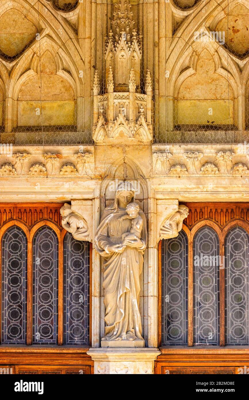 Madonnenstatue auf einer Kathedrale Stockfoto