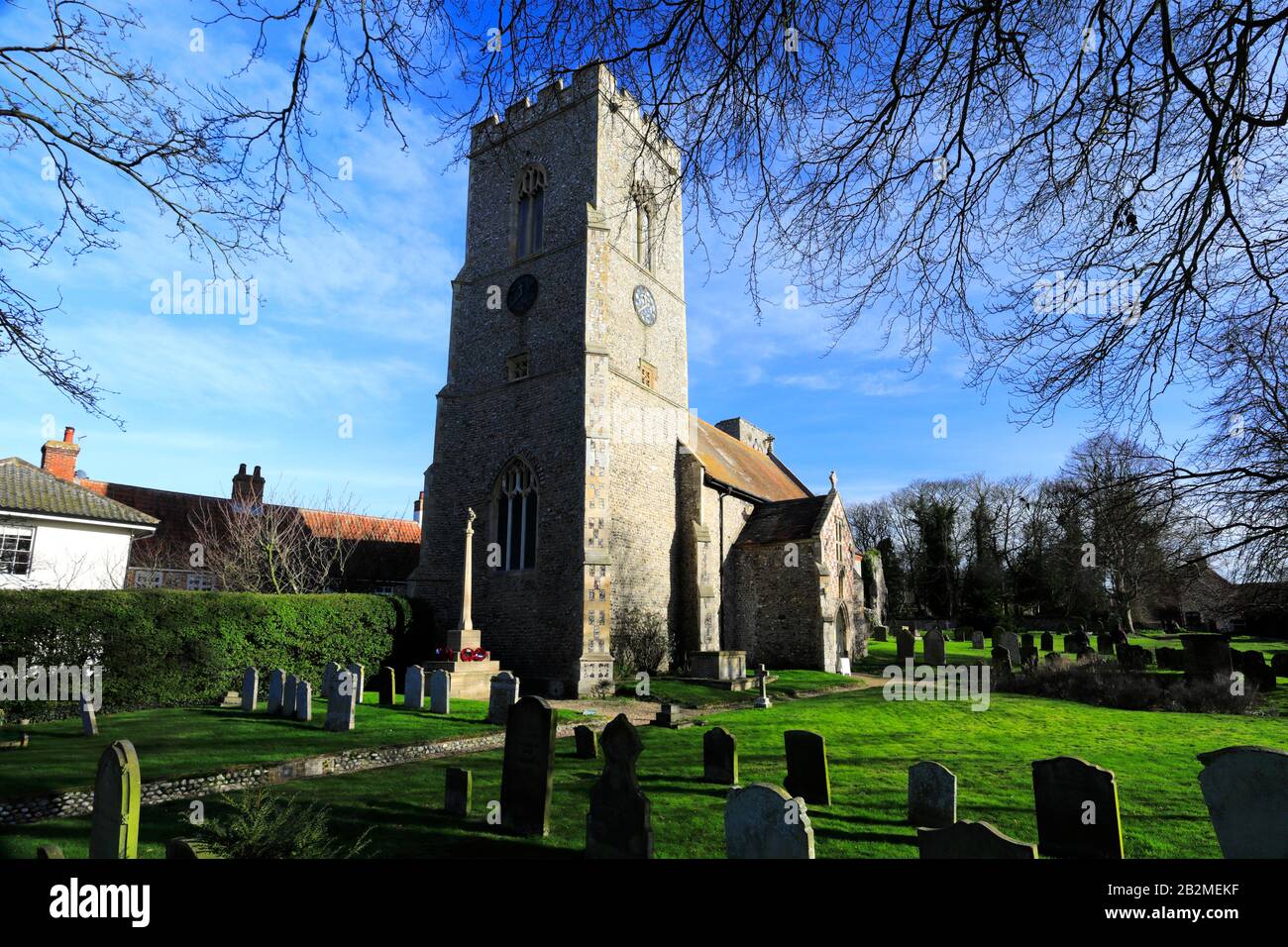 Blick auf die Weybourne Priory and All Saints Church, Weybourne Village, North Norfolk, England, Großbritannien Stockfoto