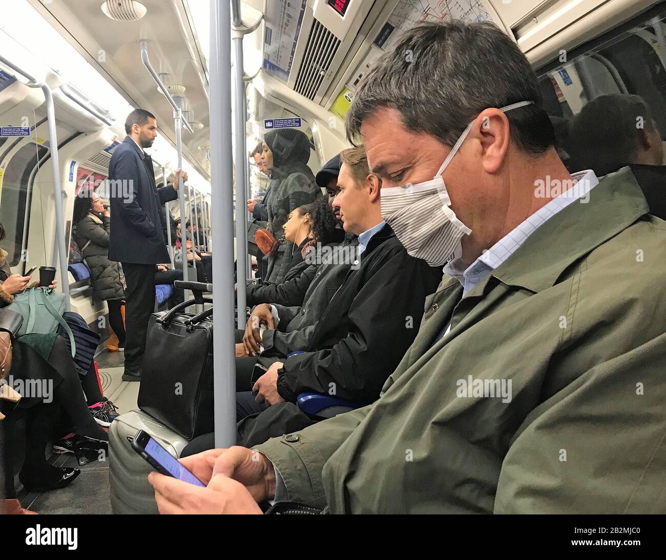 Ein Mann auf der Jubilee Line des Londoner U-Bahn-Netzes, der am Tag einen schützenden Gesichtsschutz trägt, sagte Heath Secretary Matt Hancock, dass die Zahl der Menschen, bei denen Coronavirus diagnostiziert wurde, in Großbritannien auf 51 gestiegen sei. Stockfoto