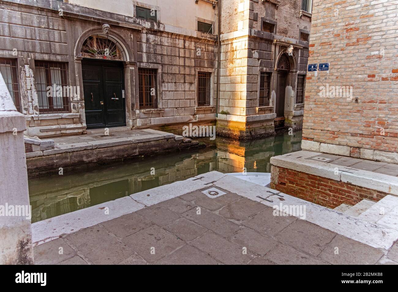 Ruhiger Kanal in Venedig, Italien, keine Menschen. Stockfoto
