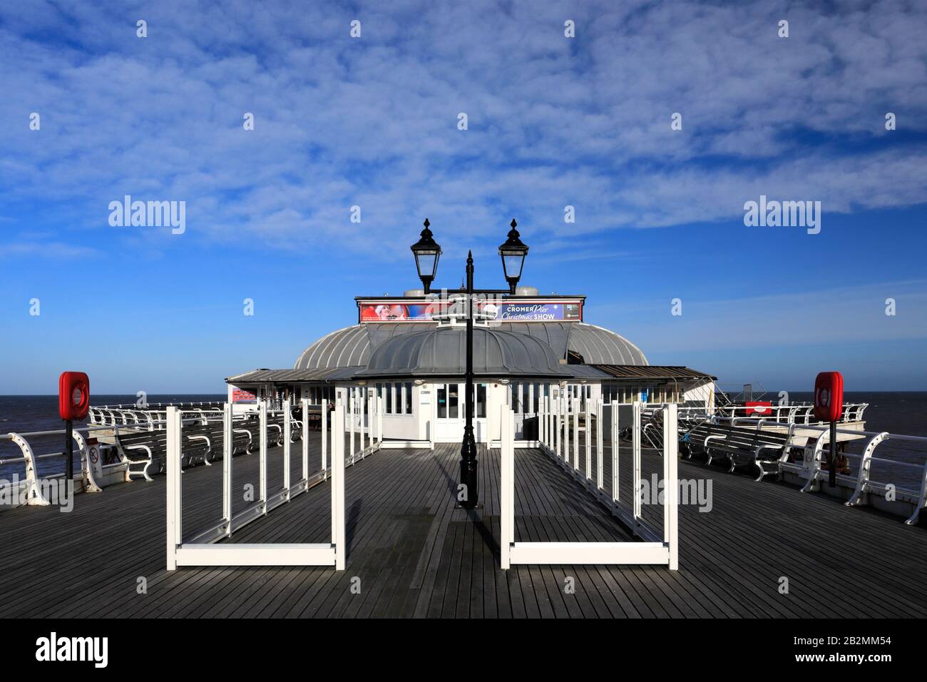 Blick auf den Sommertag über die Promenade und den Pavilion Theatre Pier in der Cromer Town, North Norfolk Coast, England, Großbritannien Stockfoto