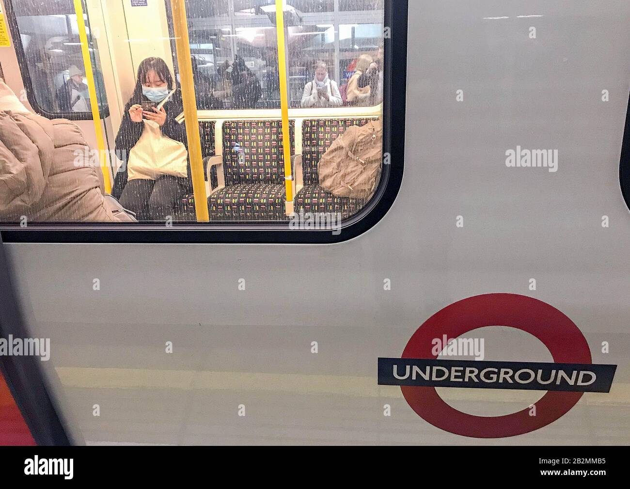 Eine Frau auf der District Line des U-Bahn-Netzes der London Underground, die am Tag einen schützenden Gesichtsschutz trägt, sagte Heath Secretary Matt Hancock, dass die Zahl der Menschen, bei denen Coronavirus diagnostiziert wurde, in Großbritannien auf 51 gestiegen sei. PA Foto. Bilddatum: Dienstag, 3. März 2020. Siehe PA Story HEALTH Coronavirus. Fotoreporter sollte lauten: Kirsty O'Connor/ PA Wire Stockfoto