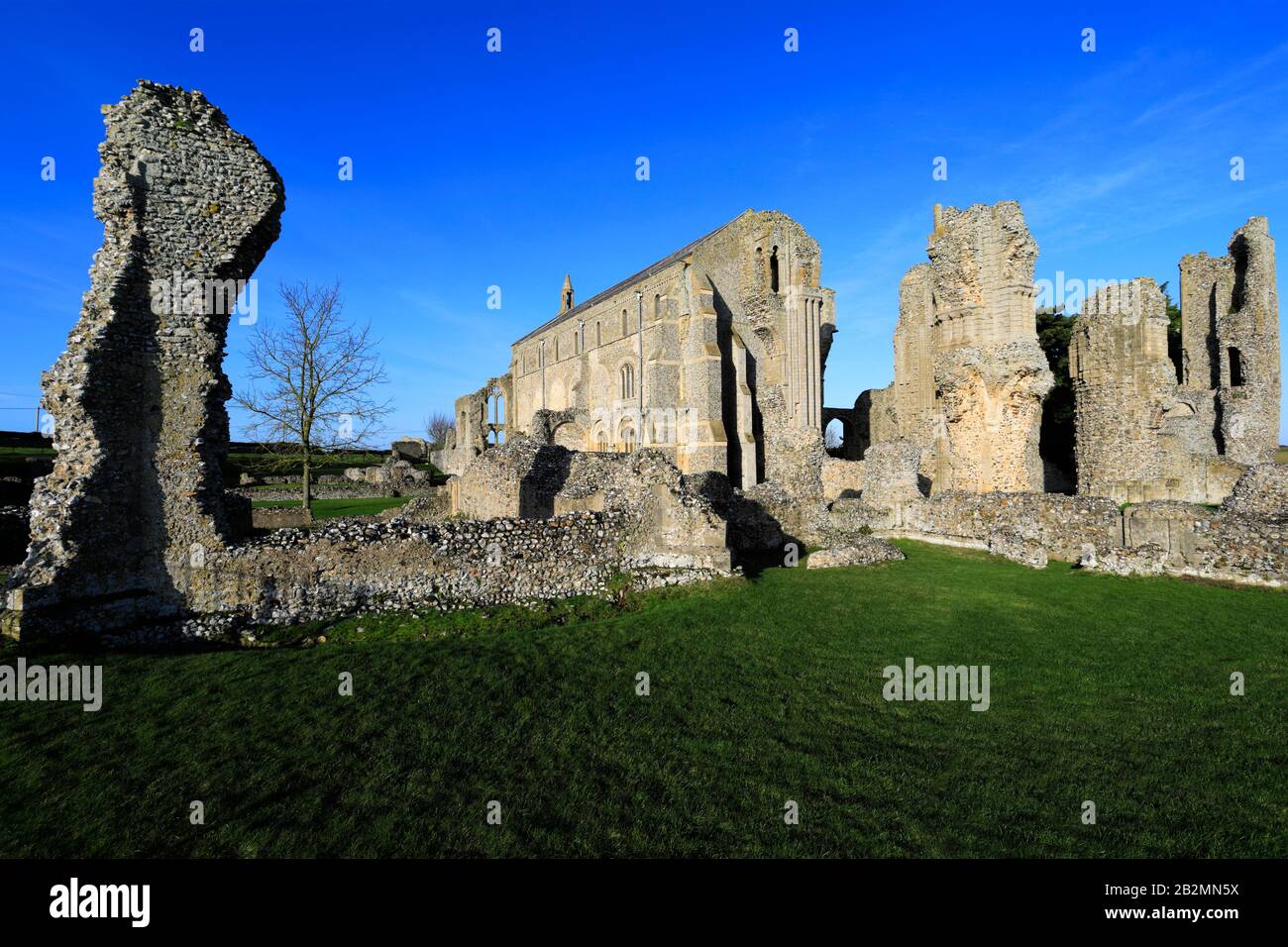 Blick über St Marys Priory oder Binham Priory, Binham Village, North Norfolk, England, Großbritannien Stockfoto