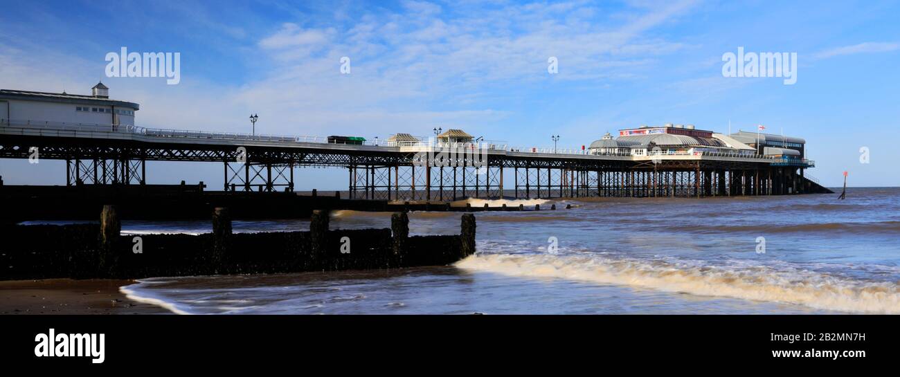 Blick auf den Sommertag über die Promenade und den Pavilion Theatre Pier in der Cromer Town, North Norfolk Coast, England, Großbritannien Stockfoto