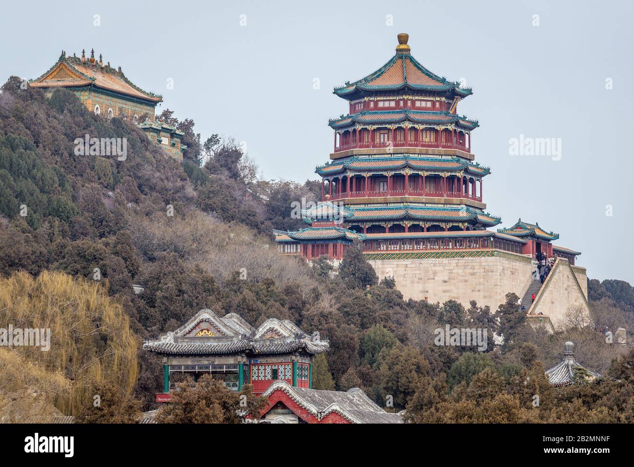 Saal des Meeres der Weisheit und Turm der buddhistischen Räucherstäbchen auf Dem Langlebigkeitshügel in Yiheyuan, Sommerpalast, ehemaliger imperialer Garten in Peking, China Stockfoto