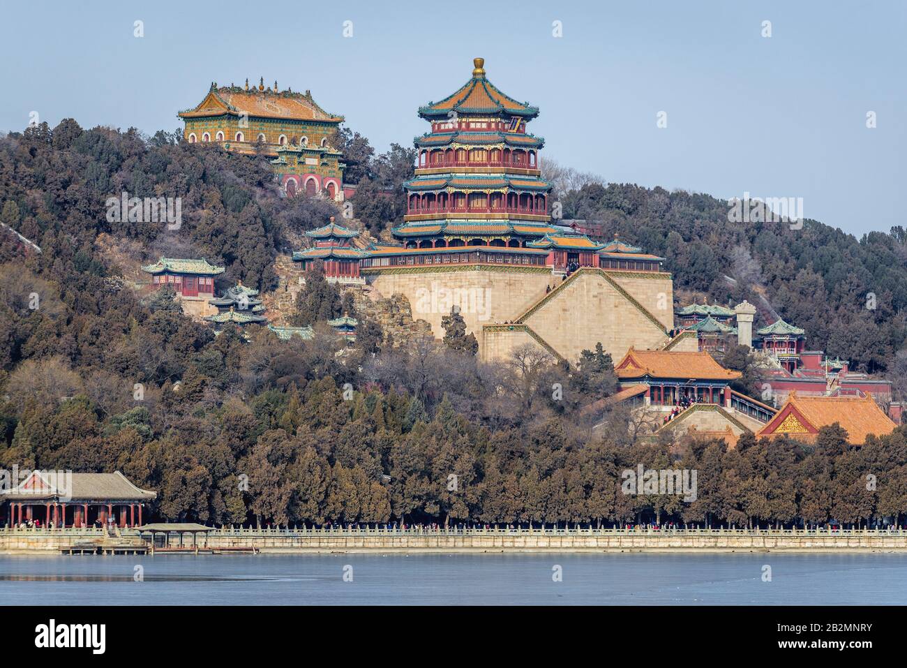 Blick auf den Langlebigkeitshügel mit der Halle des Weisheitsmeers und dem Turm buddhistischer Gebäude im Kaiserlichen Garten Des Sommerpalasts in Peking, China Stockfoto