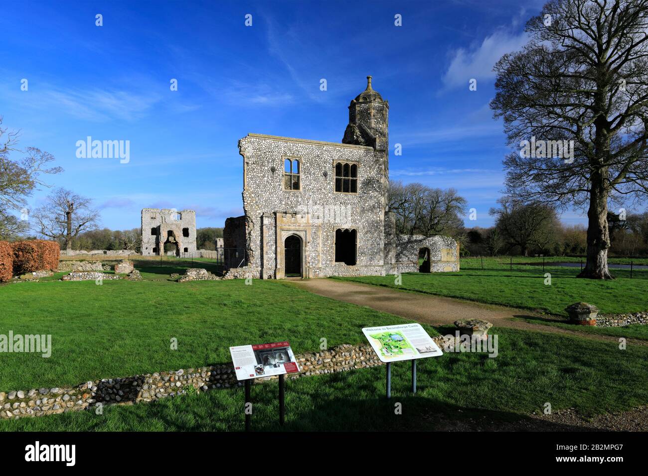 Blick auf Baconsthorpe Castle oder Baconsthorpe Hall, ein ruiniertes befestigtes Gutshaus, Baconsthorpe Village, North Norfolk, England, Großbritannien Stockfoto