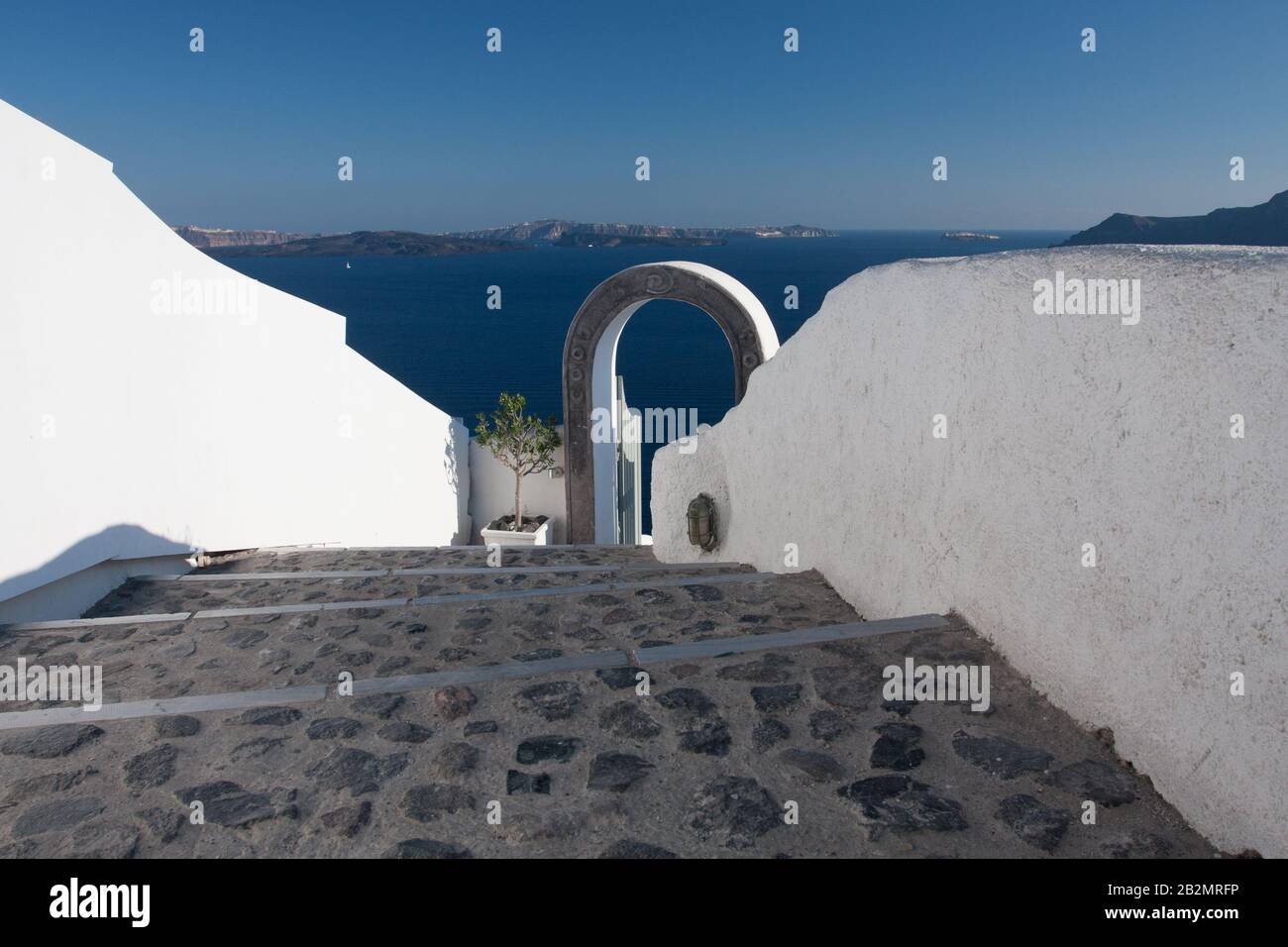Santorini, Griechenland, Aegan Sea. Traditionelle und berühmte weiße Häuser und Kirchen mit Meerblick Stockfoto