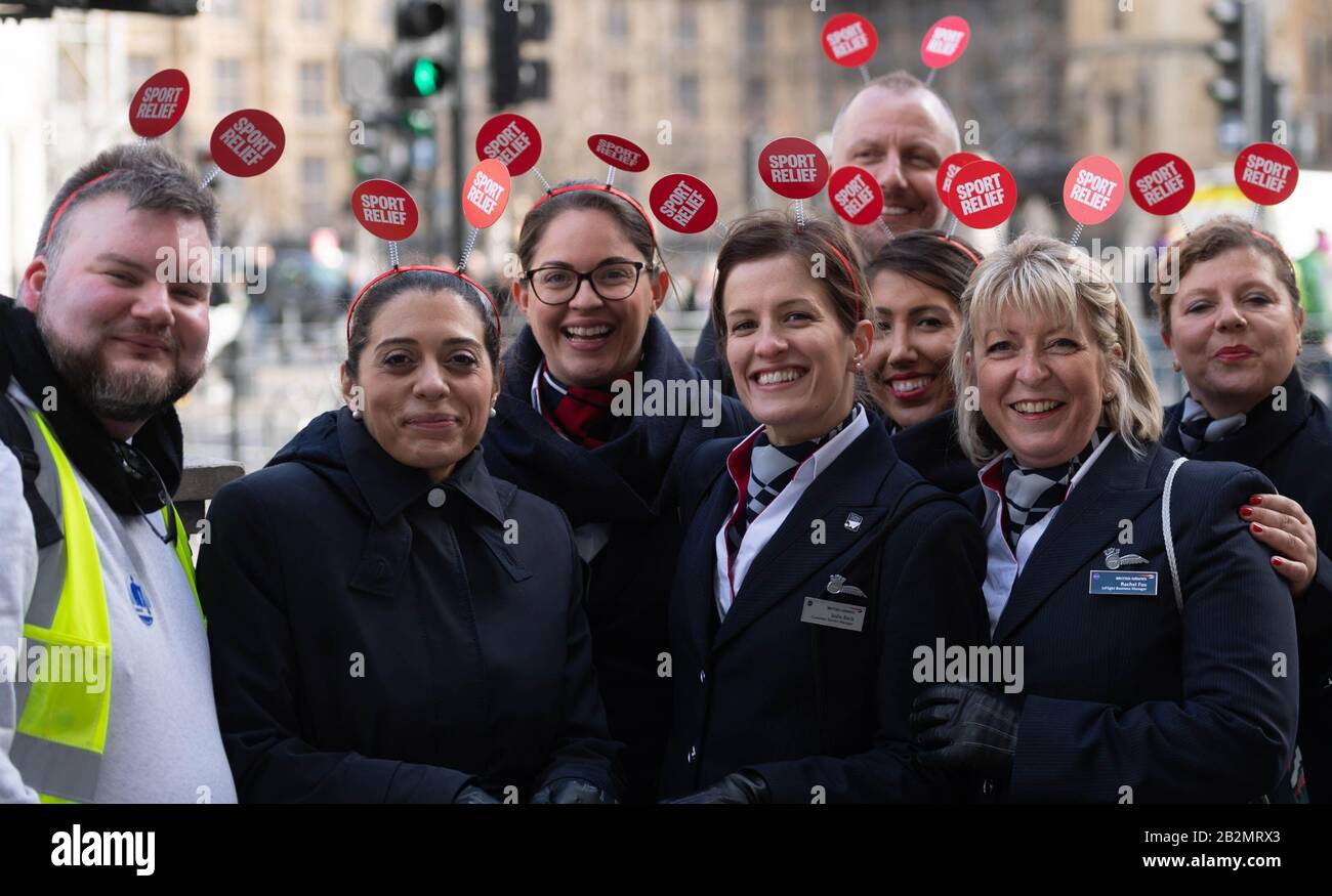 London, Großbritannien. März 2020. Mitarbeiter von British Airways, die an einem "Trolley Dash" in Westminster teilnehmen, um Geld für die Sports Reliefhilfe 2020 zu sammeln. Kredit: Ian Davidson/Alamy Live News Stockfoto