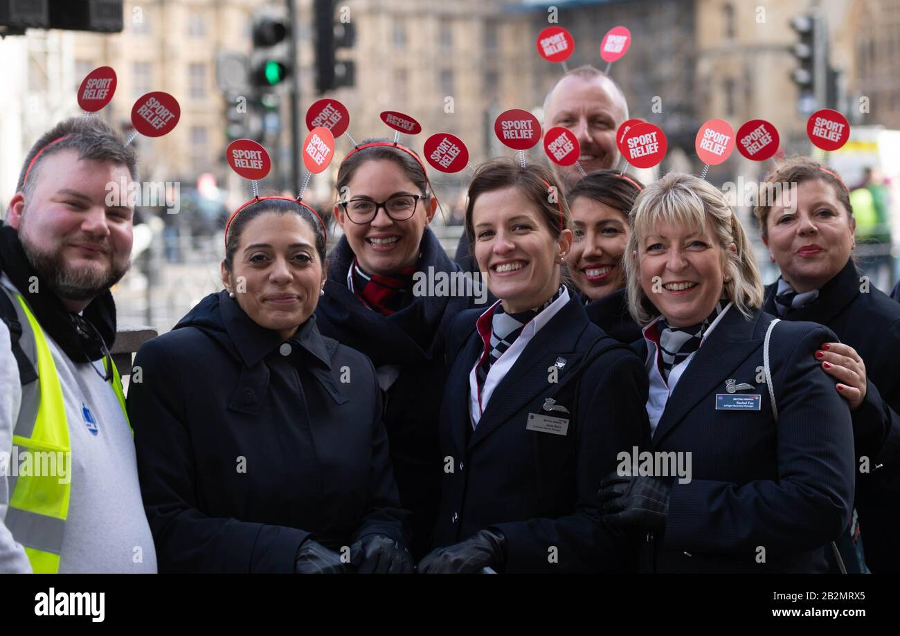 London, Großbritannien. März 2020. Mitarbeiter von British Airways, die an einem "Trolley Dash" in Westminster teilnehmen, um Geld für die Sports Reliefhilfe 2020 zu sammeln. Kredit: Ian Davidson/Alamy Live News Stockfoto