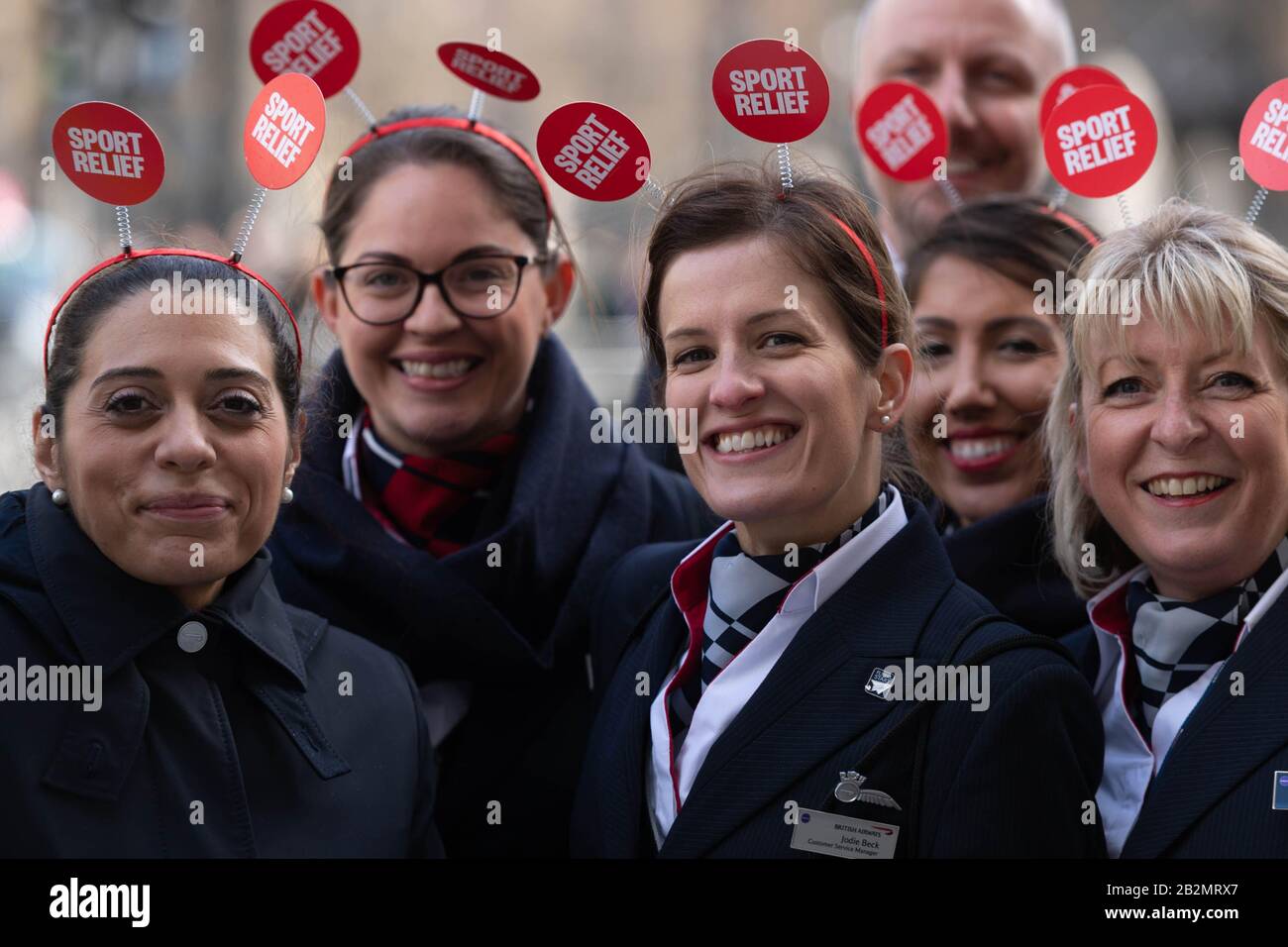 London, Großbritannien. März 2020. Mitarbeiter von British Airways, die an einem "Trolley Dash" in Westminster teilnehmen, um Geld für die Sports Reliefhilfe 2020 zu sammeln. Kredit: Ian Davidson/Alamy Live News Stockfoto