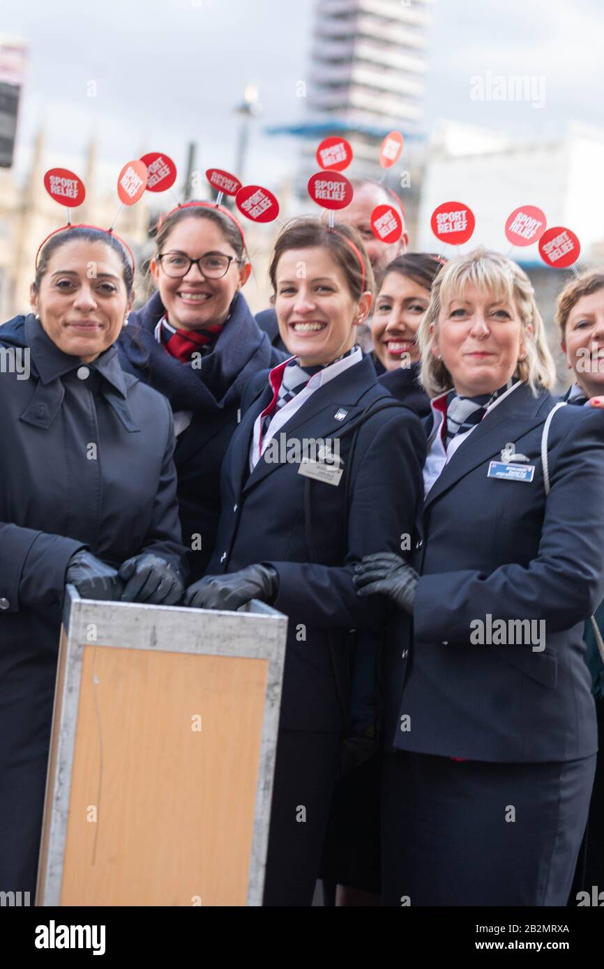 London, Großbritannien. März 2020. Mitarbeiter von British Airways, die an einem "Trolley Dash" in Westminster teilnehmen, um Geld für die Sports Reliefhilfe 2020 zu sammeln. Kredit: Ian Davidson/Alamy Live News Stockfoto
