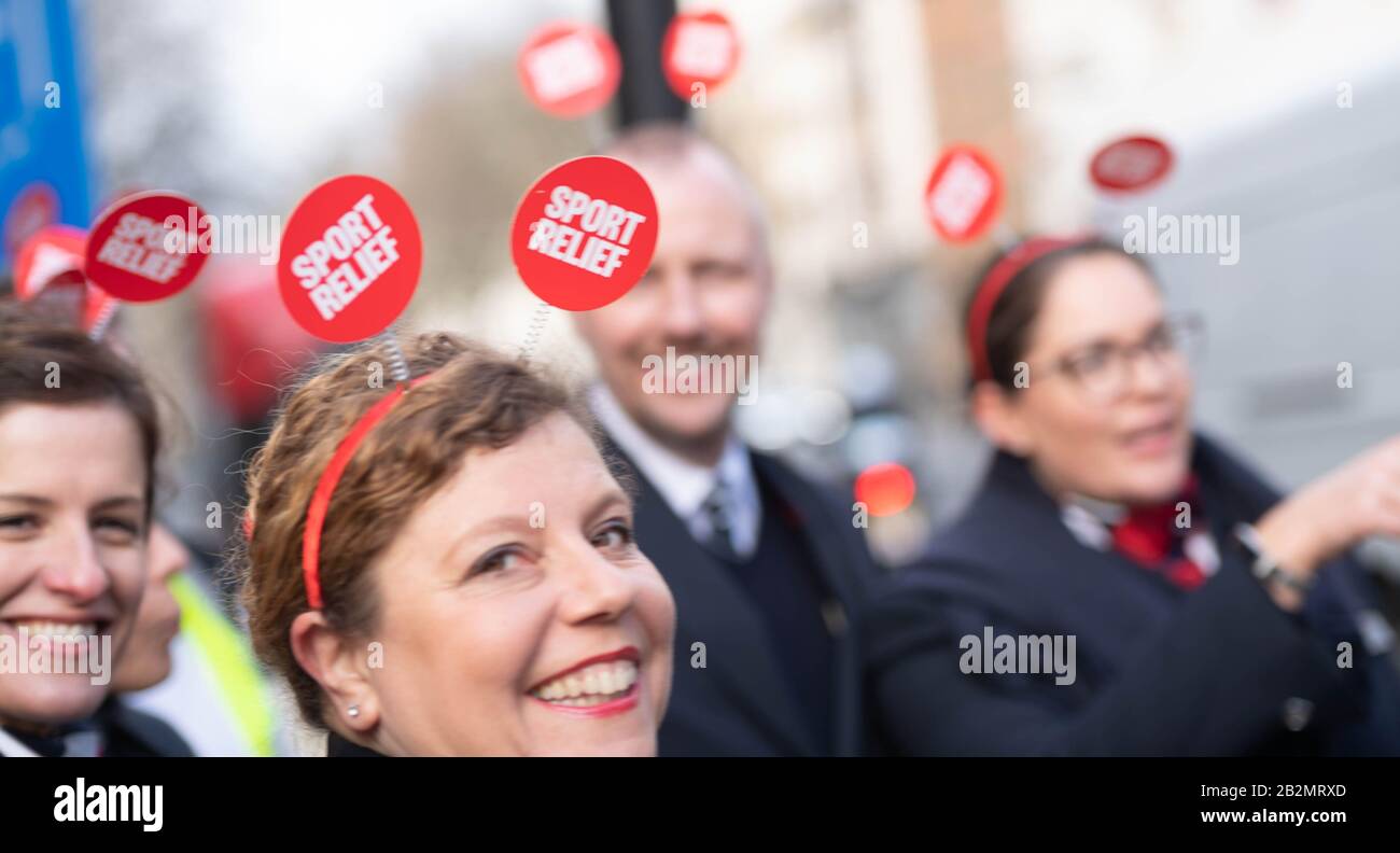 London, Großbritannien. März 2020. Mitarbeiter von British Airways, die an einem "Trolley Dash" in Westminster teilnehmen, um Geld für die Sports Reliefhilfe 2020 zu sammeln. Kredit: Ian Davidson/Alamy Live News Stockfoto