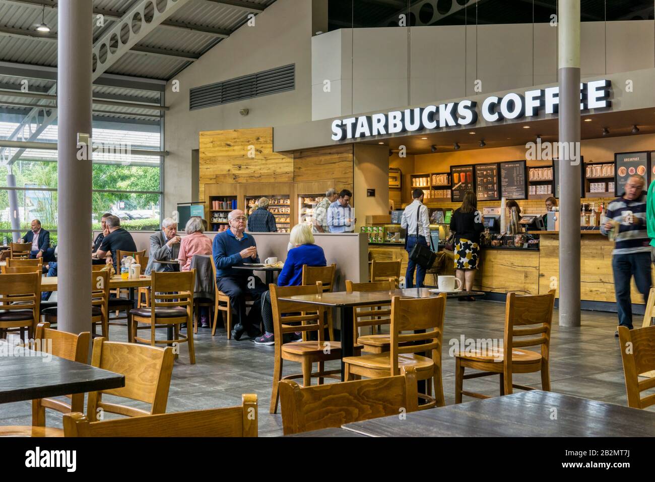 Innen-Starbucks Coffee Shop in South Mimms Autobahn-Service auf der M25. Stockfoto