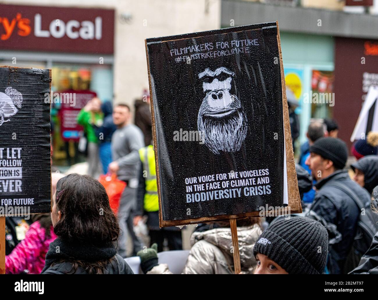 Filmemacher für die Zukunft beim March for Climate and School Strike Bristol UK 28. Februar 2020, nachdem Greta Thunberg über College Green sprechen hörte Stockfoto