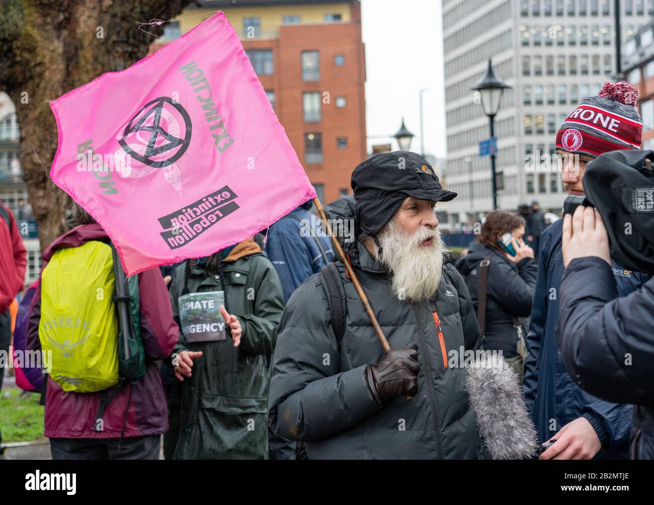 Extinction Rebellion Supporter in March for Climate and School Strike in Bristol UK 28. Feb. 2020, nachdem Greta Thumberg auf College Green gesprochen hatte Stockfoto