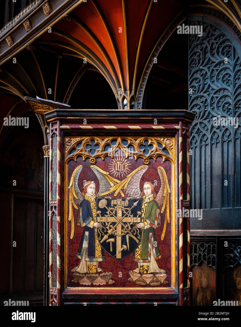 Christliches Kirchenkunstwerk auf der Kanzel und im Inneren der Hexham Abbey Stockfoto