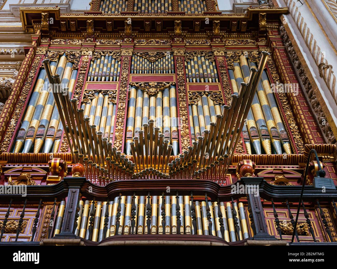 Kirchenorgel mit aufwendigen Kunstwerken an den Pfeifen in der Mezquita-Mosque-Kathedrale von Córdoba Stockfoto