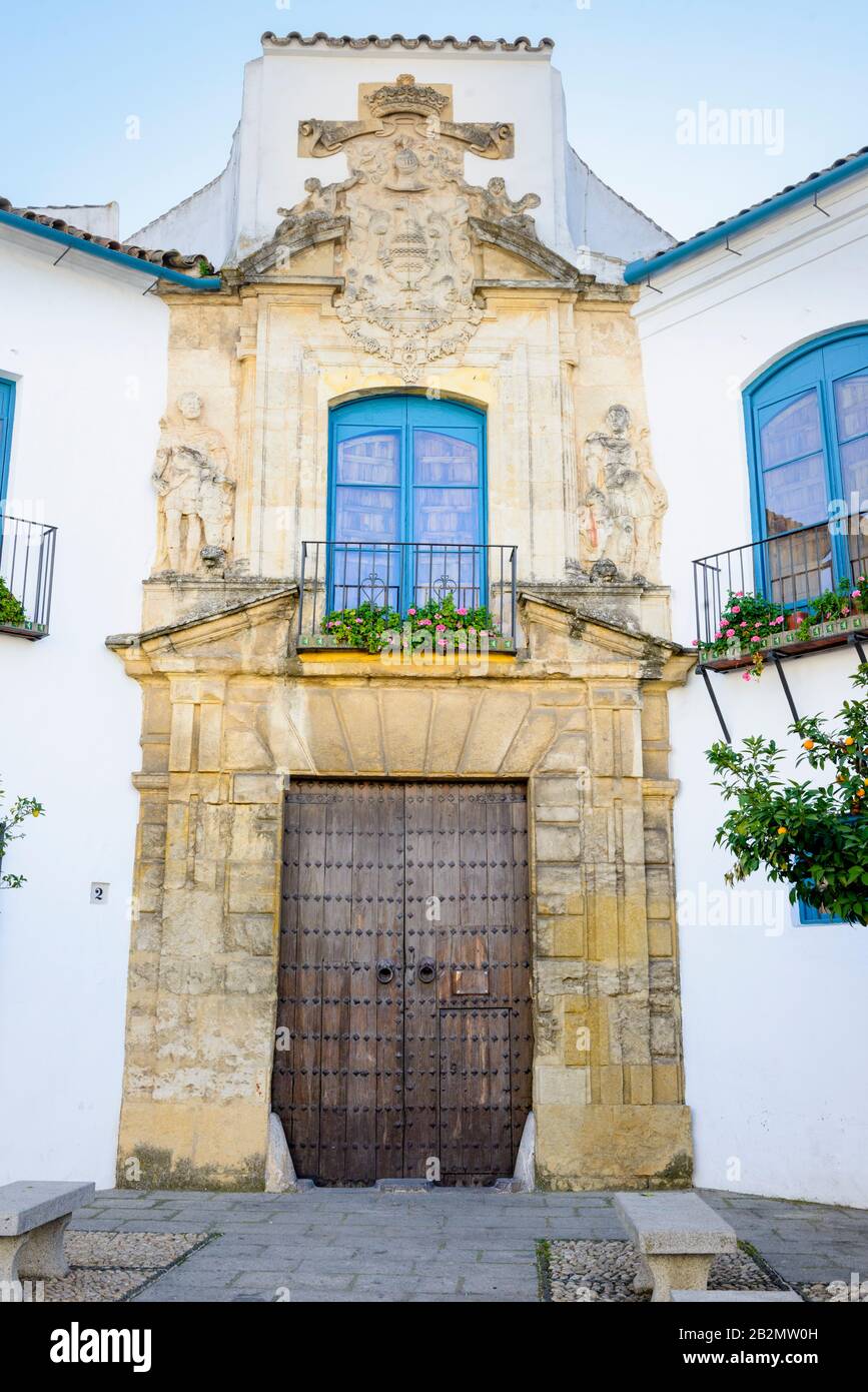 Imposante Tür zu einem Teil des Viana-Palastes, berühmt für die Innenhöfe von Viana/Patio Palacio de Viana in Cordoba Spanien. Stockfoto
