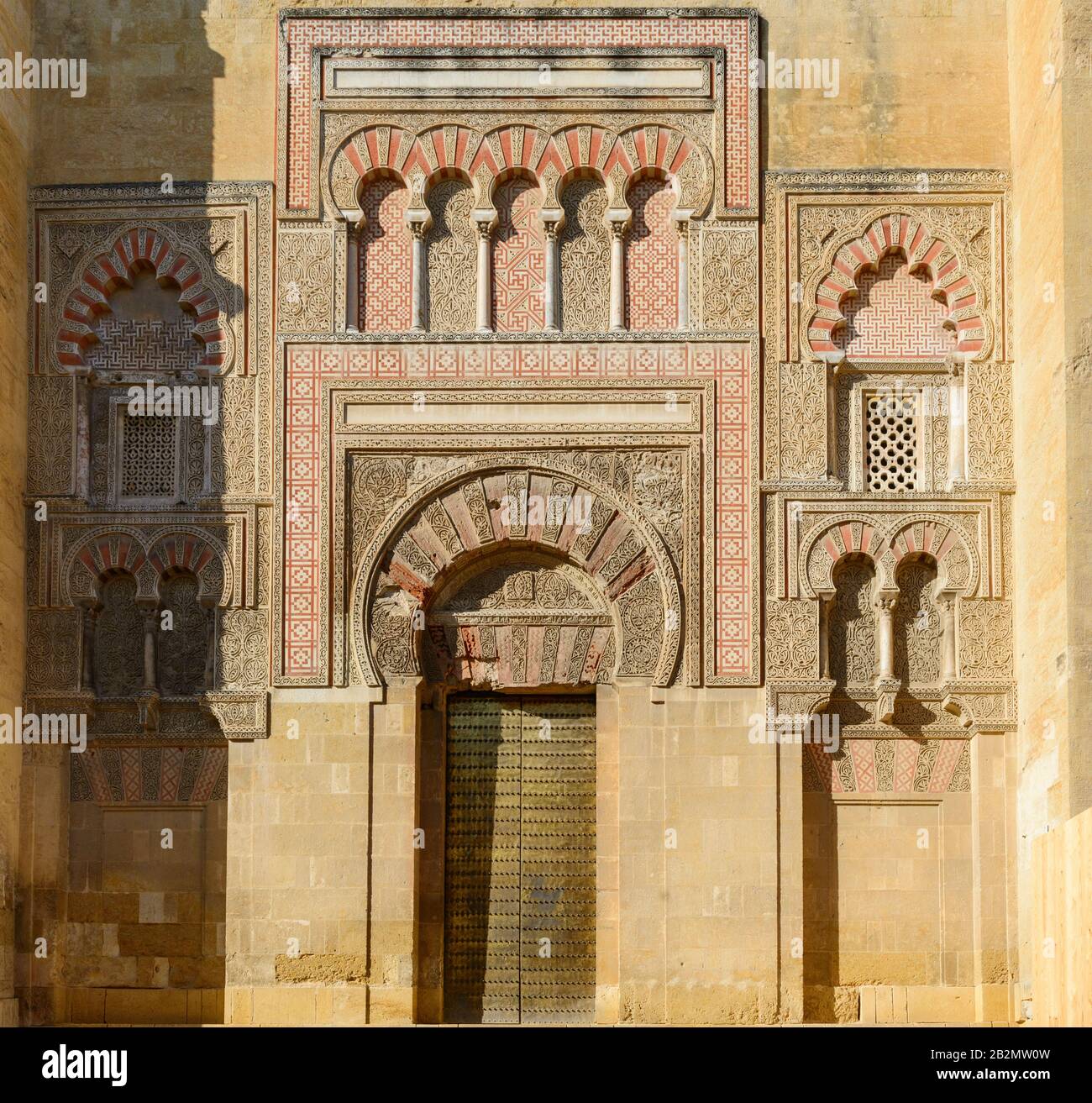 Eine aufwändig geschnitzte maurische Tür zum Gelände der Mezquita-/Mesquita-Moschee-Kathedrale von Córdoba, Cordoba Spanien Stockfoto