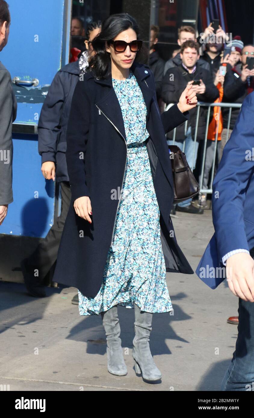 New YORK, New York - 03. März: HUMA Abedin hat am 03. März 2020 den Ausstieg aus Good Morning America in New York City gesehen. Kredit: RW/MediaPunch Stockfoto