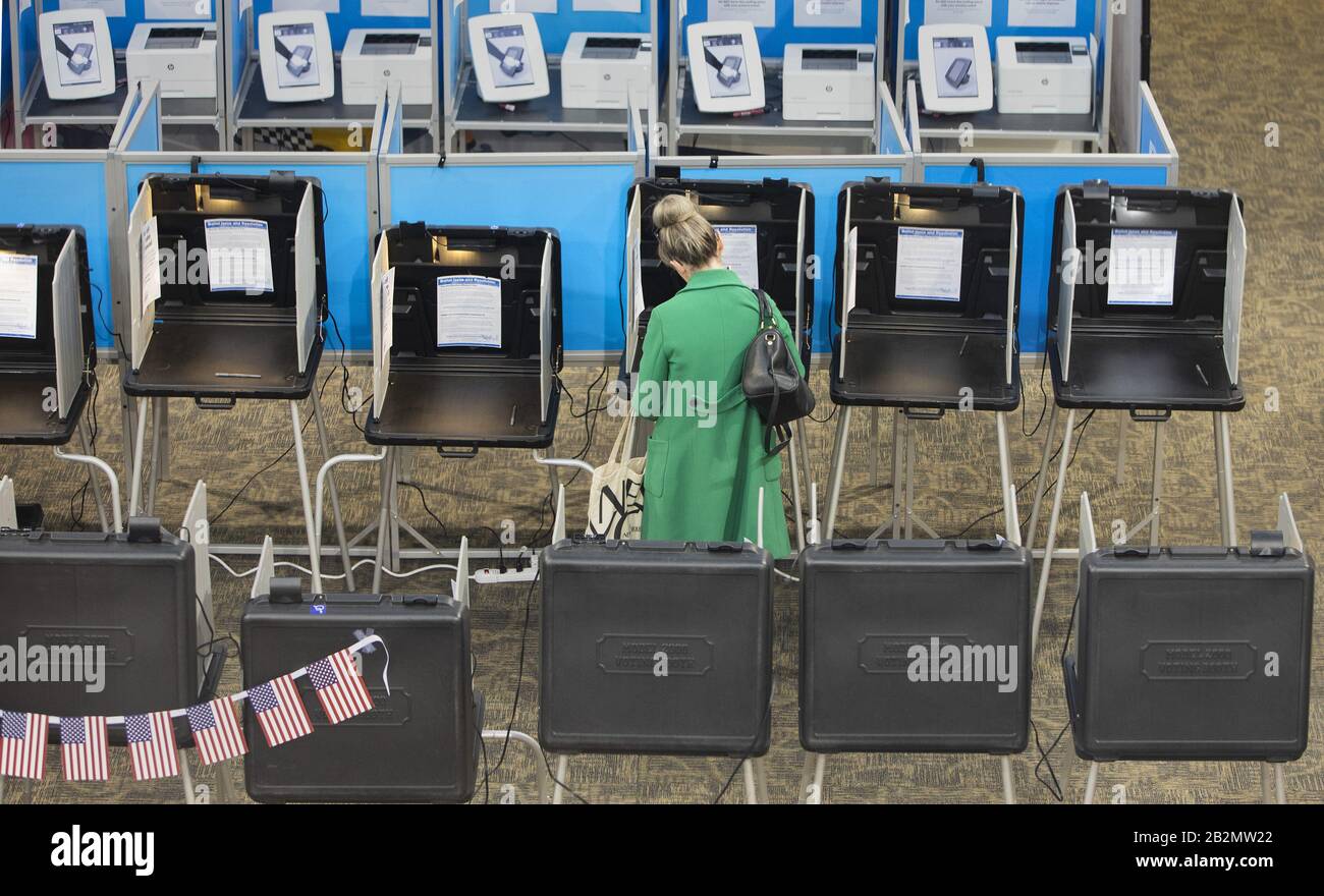 Denver, Vereinigte Staaten. März 2020. Eine Wählerin markiert ihren Wahlzettel während der demokratischen Vorwahl 2020 am Super Tuesday in Denver, Colorado, Dienstag, 3. März 2020. Foto von Bob Stark/UPI-Kredit: UPI/Alamy Live News Stockfoto