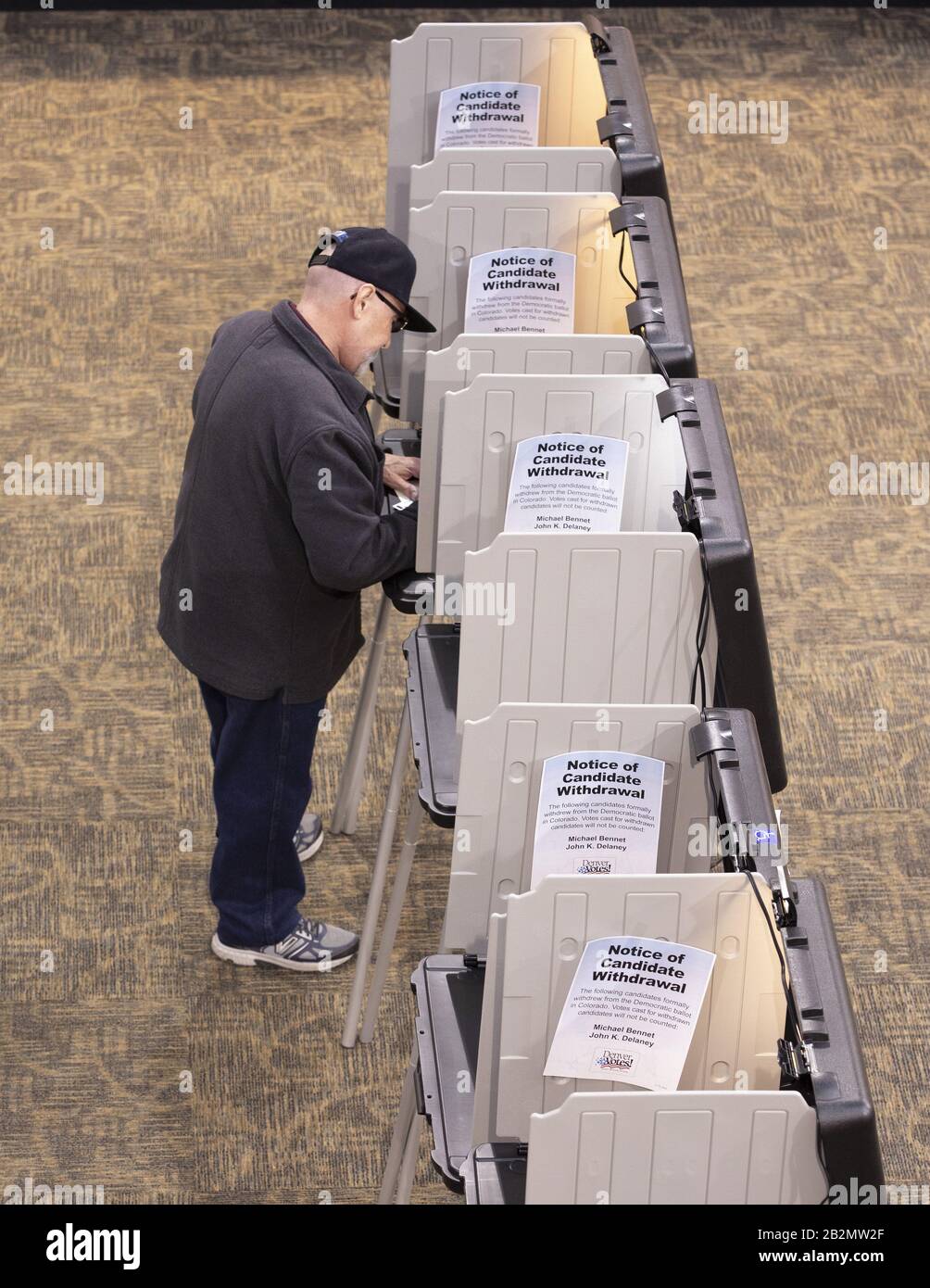 Denver, Vereinigte Staaten. März 2020. Ein Wähler markiert seinen Wahlzettel während der demokratischen Vorwahl 2020 am Super Tuesday in Denver, Colorado, Dienstag, 3. März 2020. Foto von Bob Stark/UPI-Kredit: UPI/Alamy Live News Stockfoto