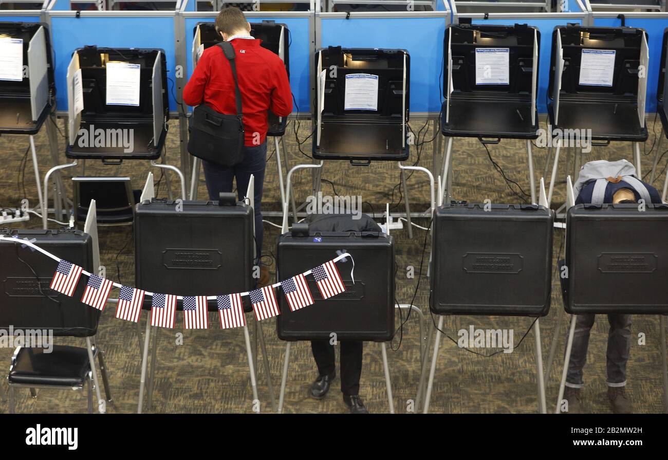 Denver, Vereinigte Staaten. März 2020. Die Wähler markieren ihre Stimmzettel während der demokratischen Vorwahl 2020 am Super Tuesday in Denver, Colorado, Dienstag, 3. März 2020. Foto von Bob Stark/UPI-Kredit: UPI/Alamy Live News Stockfoto
