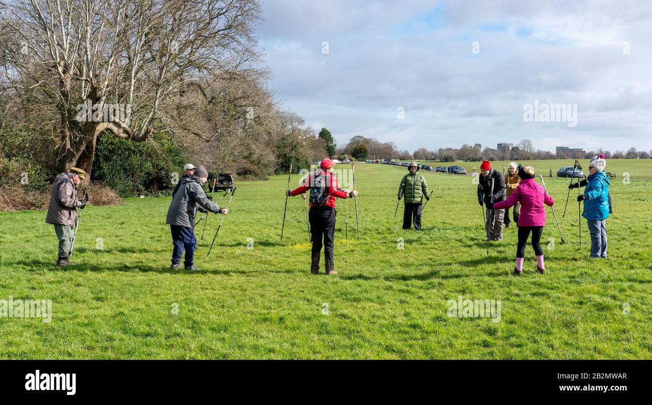 Spaziergänger mit fortgeschrittenem Alter, die an einem sonnigen Wintertag eine Gruppen-Trainingsklasse auf Clifton Downs Bristol genießen Stockfoto