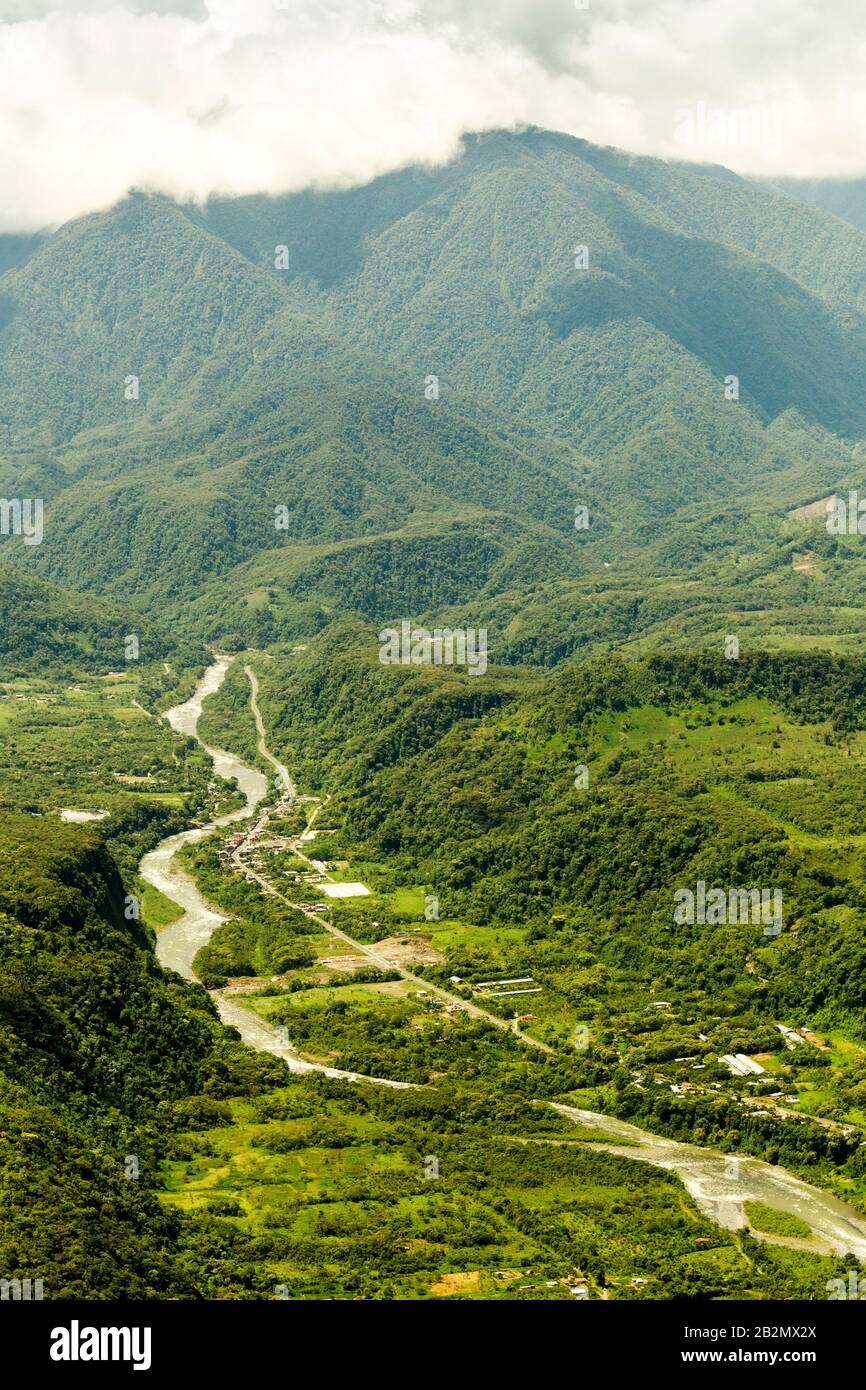 Pastaza River Canyon In Ecuadorianischen Anden Und Kochgeschirr American Road High Altify Full Size Chopper Shot Stockfoto