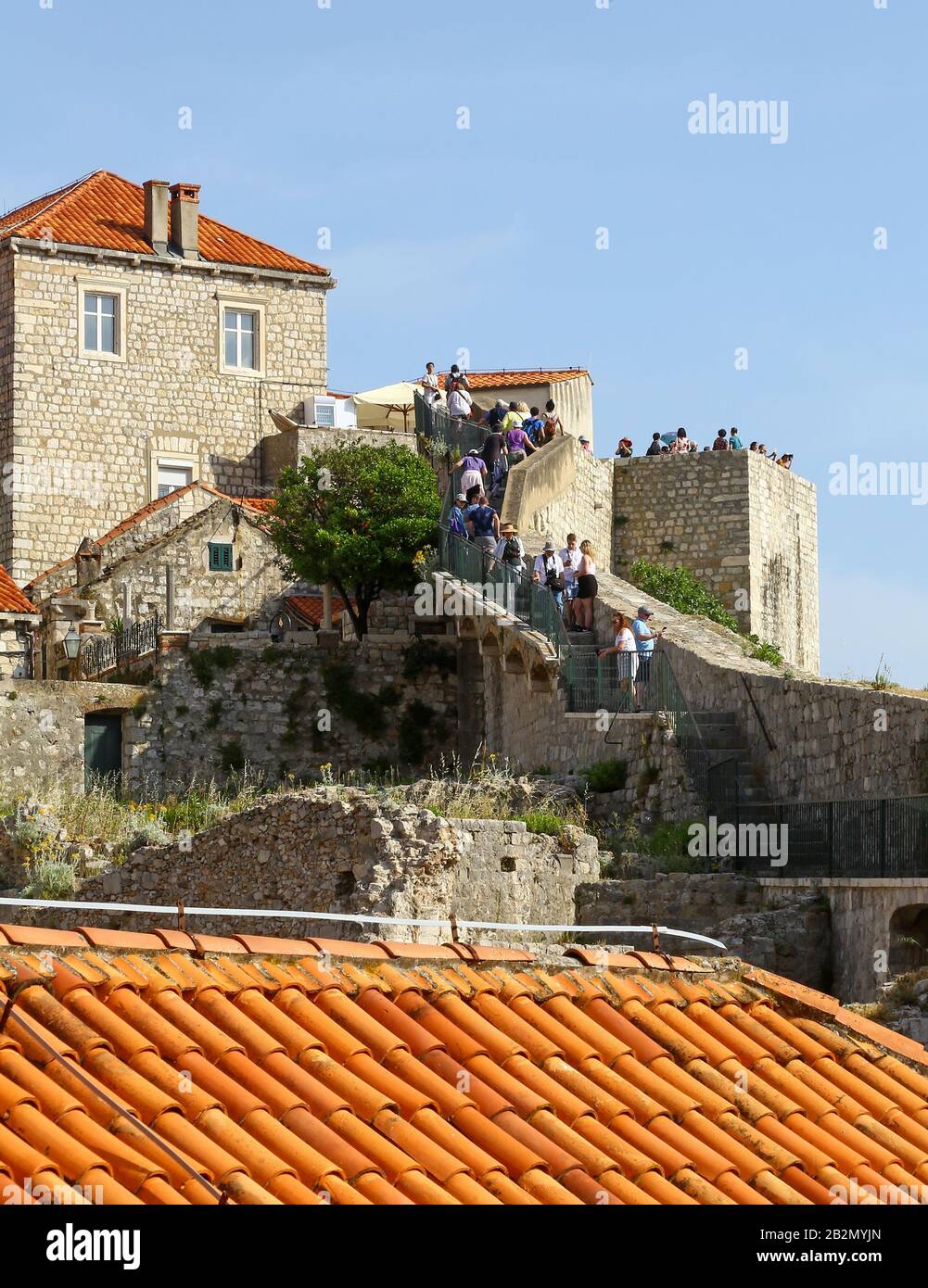 Menschen, die die mittelalterlichen Stadtmauern, Dubrovnik, Kroatien, erklimmen Stockfoto