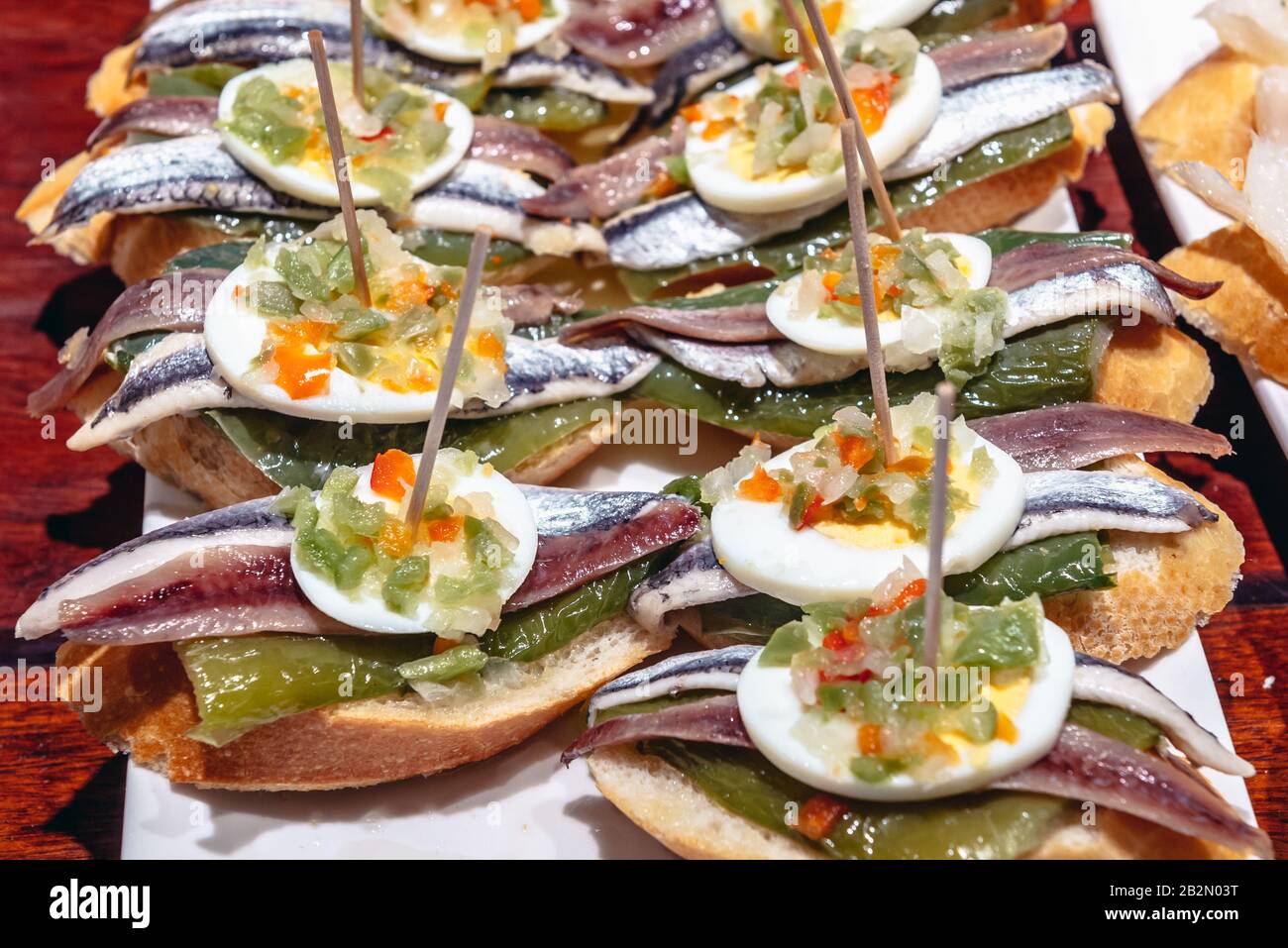 Sardine pinchos in der Tapas-Bar in der Küstenstadt San Sebastian in der Autonomen Gemeinschaft Baskisch, Spanien Stockfoto