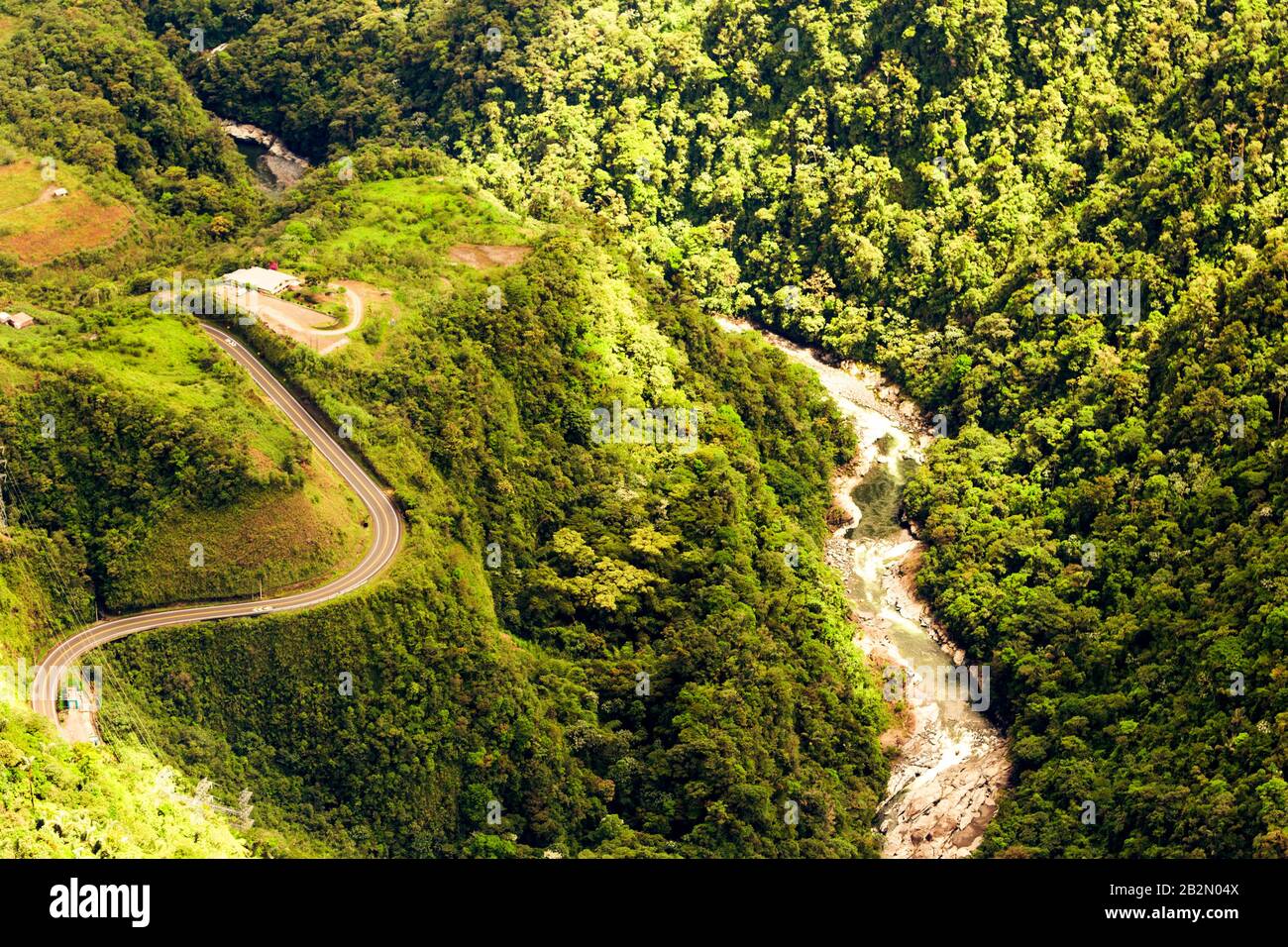 Pastaza Creek Valley In Den Ecuadorianischen Anden Und Kochgeschirr American Road High Altify Full Size Helicopter Shot Stockfoto