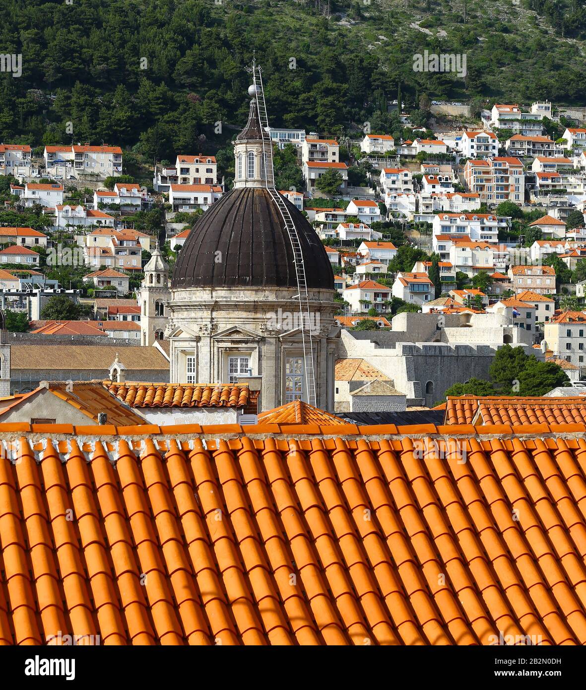 Eine Leiter über die Kuppel oder die Kuppel der Kathedrale in der Altstadt, Dubrovnik, Kroatien Stockfoto