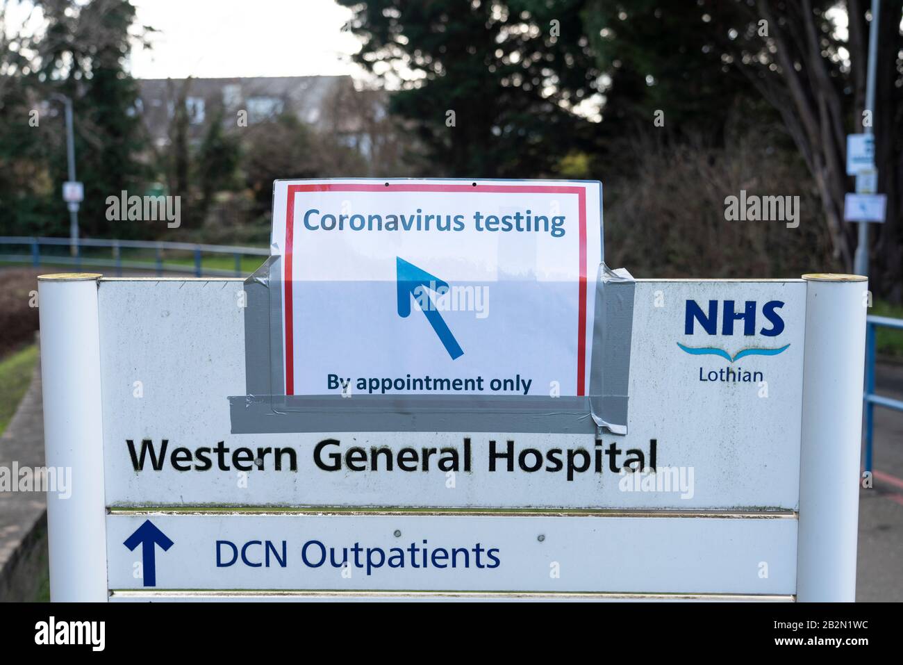 Edinburgh, Schottland, Großbritannien. März 2020. Zeichen für Coronavirus-Tests im Western General Hospital, Edinburgh. Iain Masterton/Alamy Live News Stockfoto