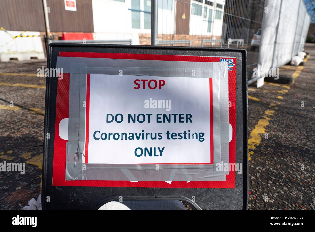 Edinburgh, Schottland, Großbritannien. März 2020. Zeichen für Coronavirus-Tests im Western General Hospital, Edinburgh. Iain Masterton/Alamy Live News Stockfoto