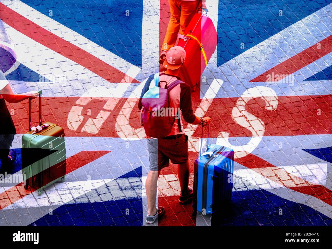 Touristen, die Gepäck über ein Stoppschild auf der Straße tragen. Britische Flagge überlagert.Coronavirus, Brexit, Reisen, Tourismus..., Konzeptbild. Stockfoto