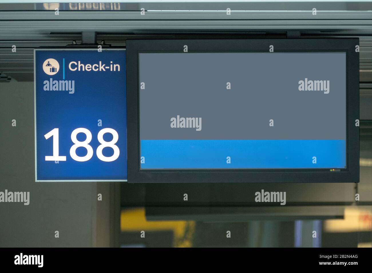 Leerer Bildschirm am Check-In-Schalter am Flughafen Stockfoto