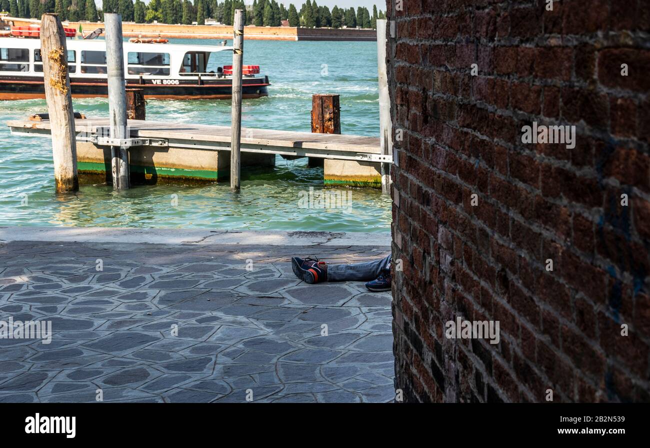 Obdachloser schläft auf dem Boden, kein Gesicht zeigt, Venedig, italien Stockfoto