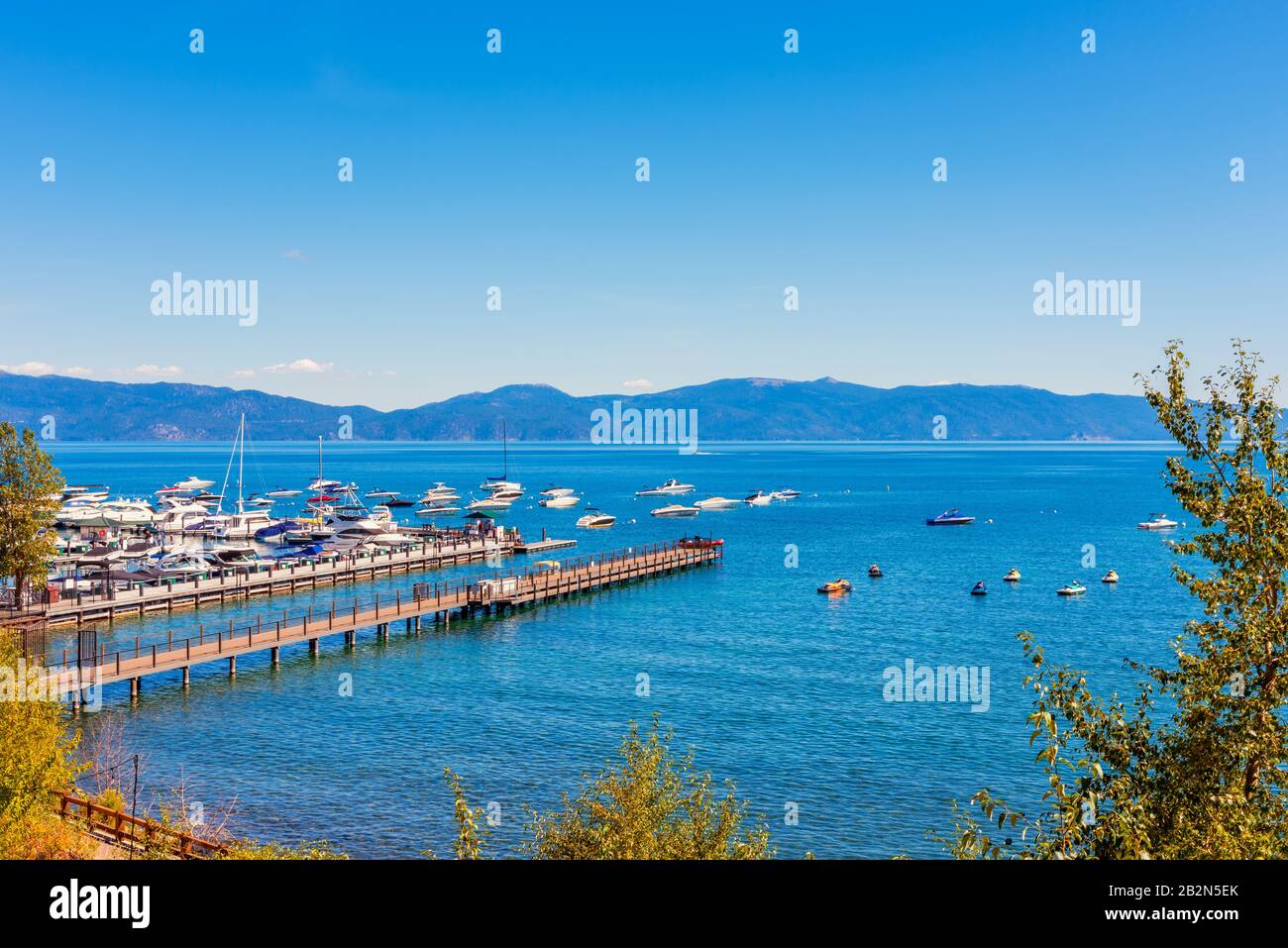 Marina in Tahoe City, Kalifornien, USA am Sommertag im september. Der Bundesstaat Nevada ist über das Wasser sichtbar. Stockfoto