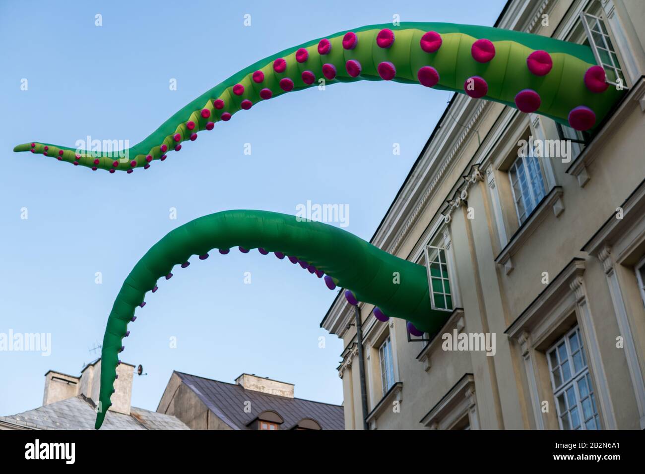 16. Juni 2019, Lublin, Polen: Installation von Zmij im Gebäude des Crown Tribunal in der Stadt Lublin, die von der Gruppe der Künstler, die während des Festes in Air entwerfen, angefertigt wurde Stockfoto