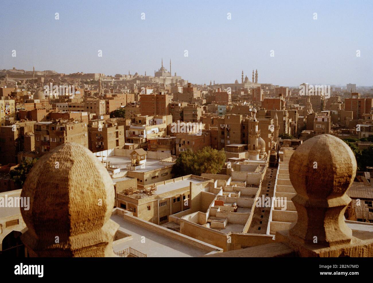 Reisefotografie - Blick auf das Stadtbild über die islamischen Fatimidenviertel zur Zitadelle der Stadt Kairo in Ägypten im Nahen Osten Nordafrikas Stockfoto