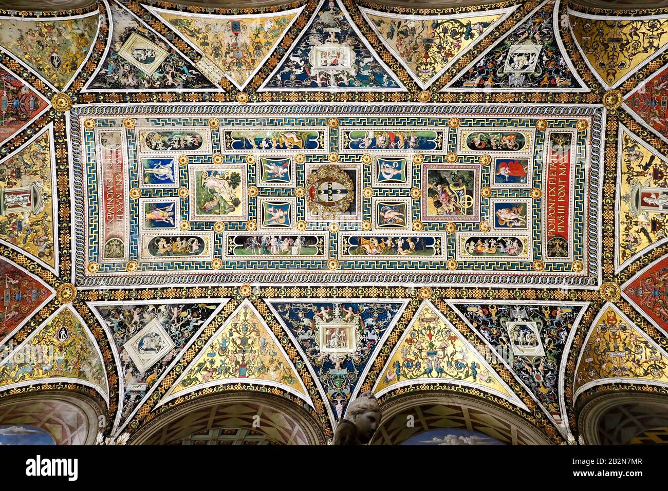 Die Deckenfresken der Piccolomini Library sind tagsüber mit leuchtenden Farben und Statuen verziert Stockfoto