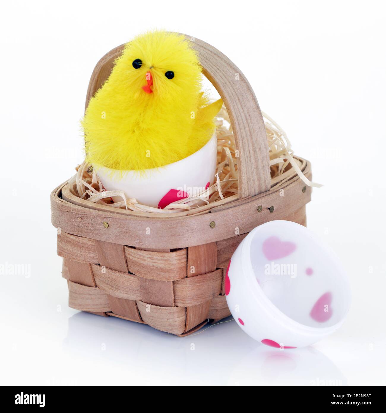 Ein Ostereierchen, das aus einem Osterei mit Spielzeug entsteht Stockfoto