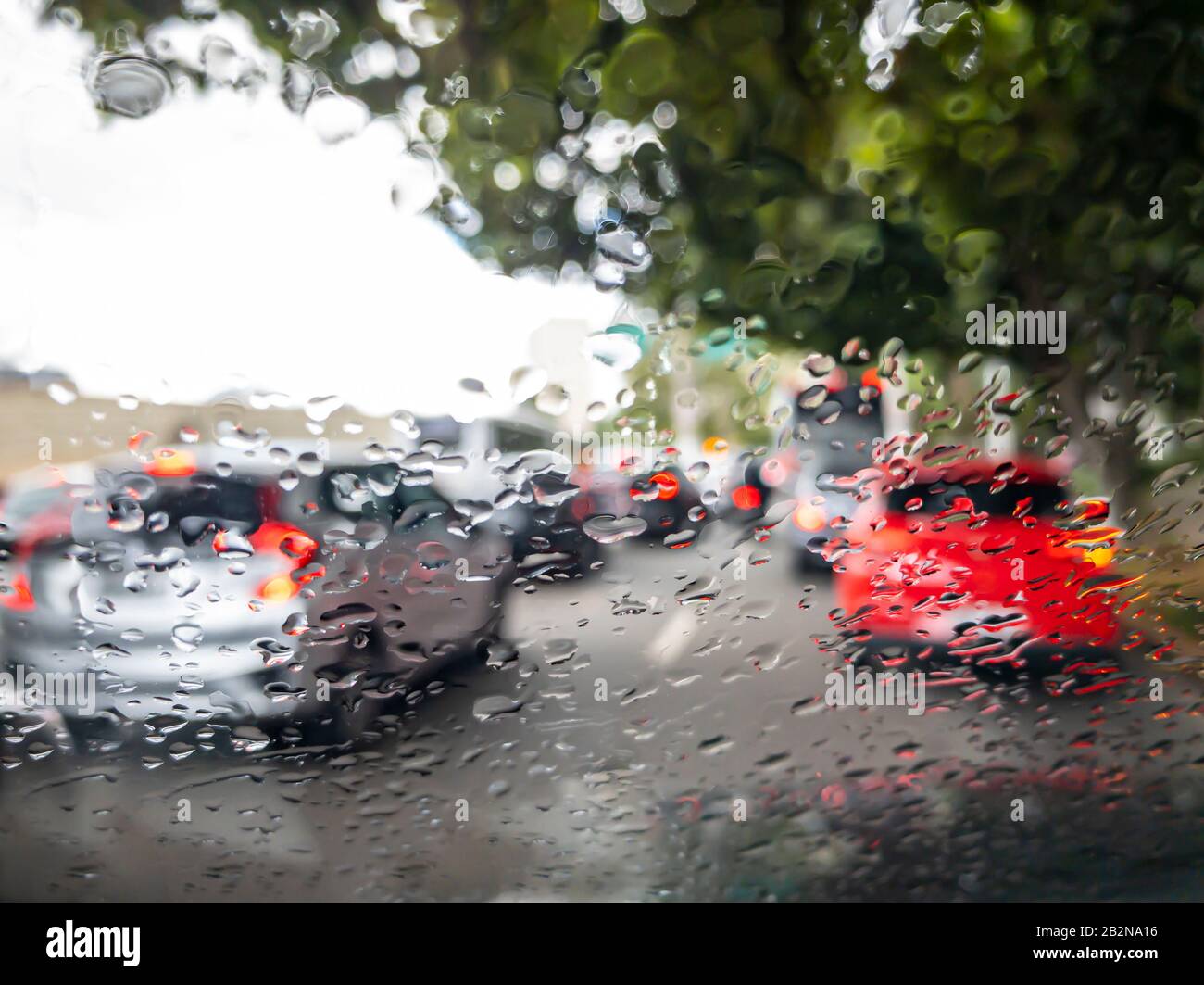 Verkehr und Regen auf dem Autoglas. Verkehr in der Großstadt. Stockfoto