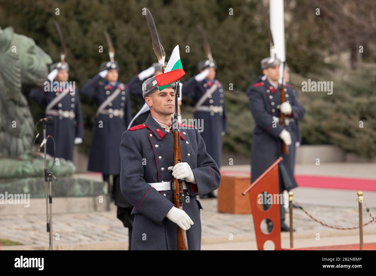 Sofia, Bulgarien - 03. März 2020: Parade zur Befreiung Bulgariens vom ottonischen Joch. Befreiungstag auf Denkmal des Unbekannten Kriegers. Stockfoto