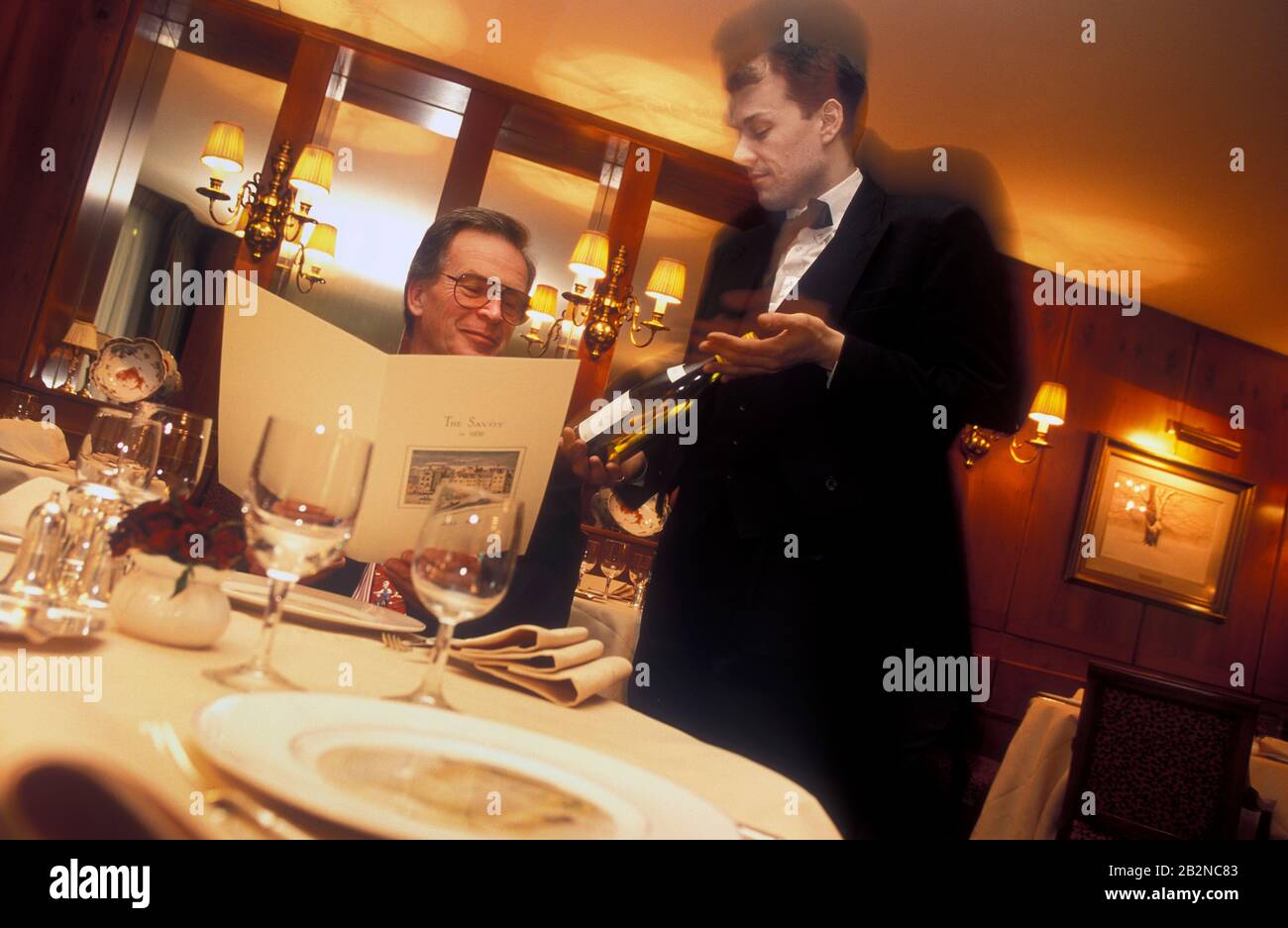 Abendessen im Savoy Grill Savoy Hotel London UK 1999 Stockfoto