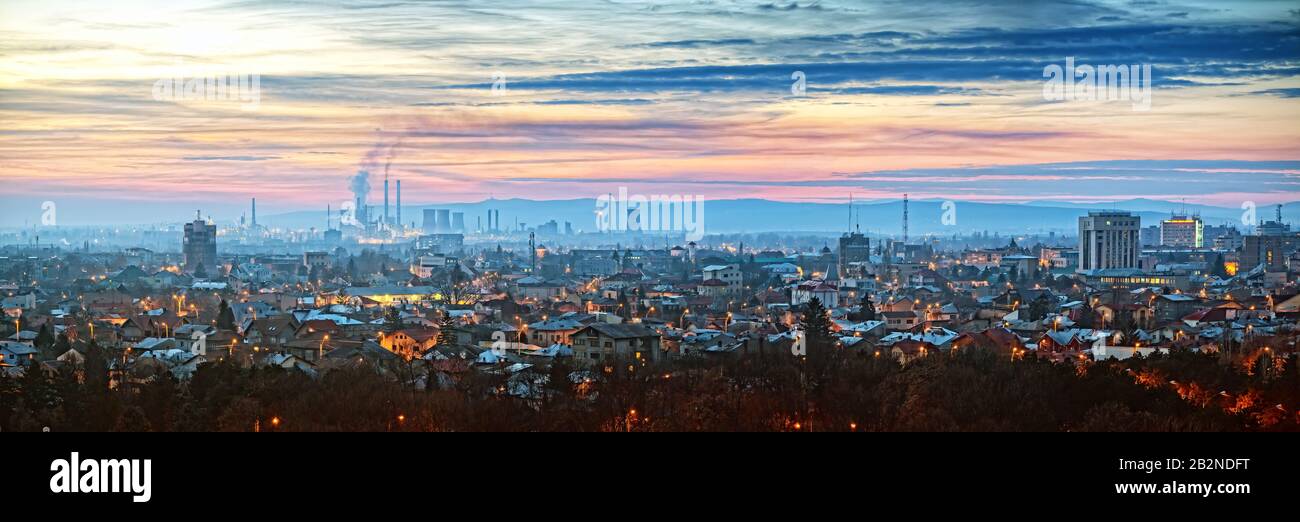 Überblick über Ploiesti Stadt Rumänien in den frühen Morgenstunden mit Raffinerie im Hintergrund einer Der Stockfoto