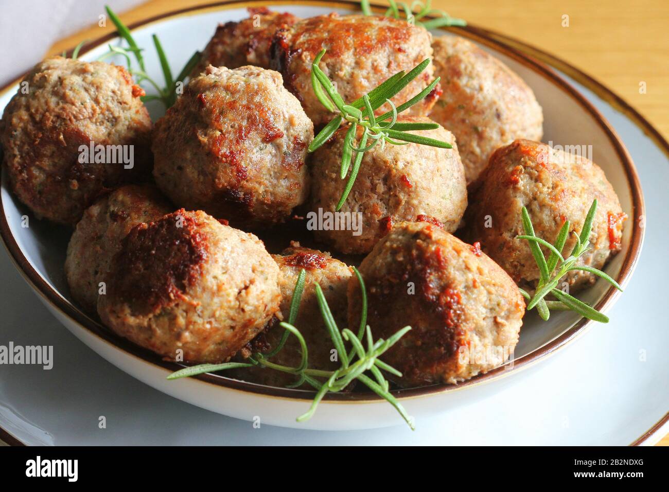 Geröstete Fleischbällchen, köstliche Fleischstücke auf Holztisch Stockfoto