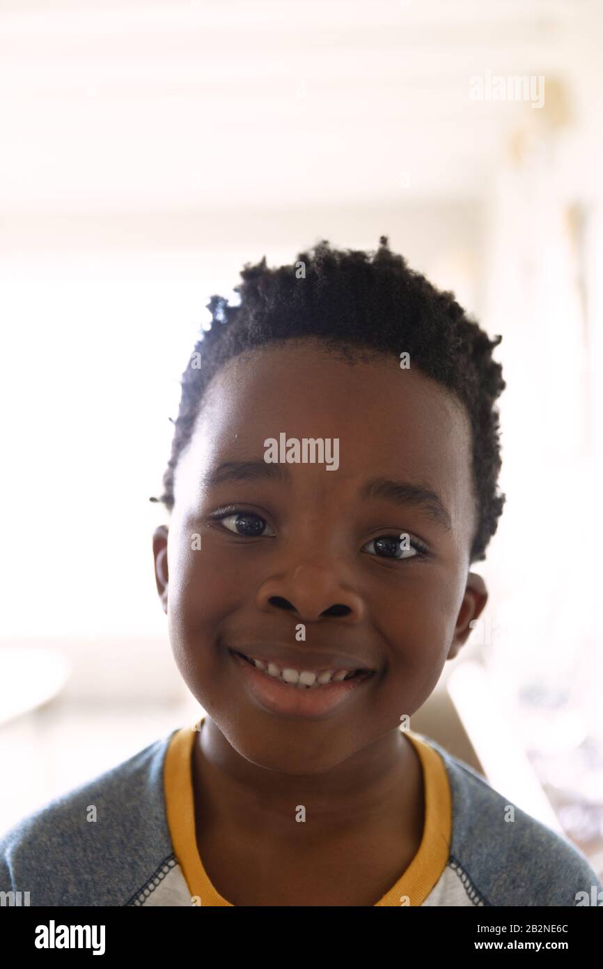 Junge verbringen Zeit zu Hause Stockfoto